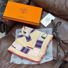 “金质马刺与骏马的披挂叠印版”披肩 【140顶级丝绒双面同色】 手工卷边30%桑蚕丝70%羊绒 这款迷人的140披肩令您 “金质马刺与骏马的披挂叠印版”披肩 【140顶级丝绒双面同色】 手工卷边30%桑蚕丝70%羊绒 这款迷人的140披肩令您