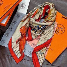 “鞍上世界”140丝绒方巾双面同色 手工卷边丝绒方巾(30%真丝70%羊绒) 这款披肩的经典单品展现强大而迷人的女性魅力 “鞍上世界”140丝绒方巾双面同色 手工卷边丝绒方巾(30%真丝70%羊绒) 这款披肩的经典单品展现强大而迷人的女性魅力