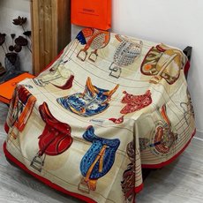 “鞍上世界”140丝绒方巾双面同色 手工卷边丝绒方巾(30%真丝70%羊绒) 这款披肩的经典单品展现强大而迷人的女性魅力 “鞍上世界”140丝绒方巾双面同色 手工卷边丝绒方巾(30%真丝70%羊绒) 这款披肩的经典单品展现强大而迷人的女性魅力