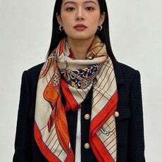 “鞍上世界”140丝绒方巾双面同色 手工卷边丝绒方巾(30%真丝70%羊绒) 这款披肩的经典单品展现强大而迷人的女性魅力 “鞍上世界”140丝绒方巾双面同色 手工卷边丝绒方巾(30%真丝70%羊绒) 这款披肩的经典单品展现强大而迷人的女性魅力