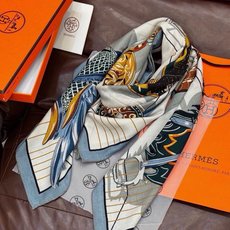 “鞍上世界”140丝绒方巾双面同色 手工卷边丝绒方巾(30%真丝70%羊绒) 这款披肩的经典单品展现强大而迷人的女性魅力 “鞍上世界”140丝绒方巾双面同色 手工卷边丝绒方巾(30%真丝70%羊绒) 这款披肩的经典单品展现强大而迷人的女性魅力