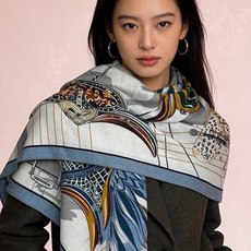 “鞍上世界”140丝绒方巾双面同色 手工卷边丝绒方巾(30%真丝70%羊绒) 这款披肩的经典单品展现强大而迷人的女性魅力 “鞍上世界”140丝绒方巾双面同色 手工卷边丝绒方巾(30%真丝70%羊绒) 这款披肩的经典单品展现强大而迷人的女性魅力