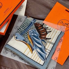 “鞍上世界”140丝绒方巾双面同色 手工卷边丝绒方巾(30%真丝70%羊绒) 这款披肩的经典单品展现强大而迷人的女性魅力 “鞍上世界”140丝绒方巾双面同色 手工卷边丝绒方巾(30%真丝70%羊绒) 这款披肩的经典单品展现强大而迷人的女性魅力