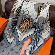 “鞍上世界”140丝绒方巾双面同色 手工卷边丝绒方巾(30%真丝70%羊绒) 这款披肩的经典单品展现强大而迷人的女性魅力 “鞍上世界”140丝绒方巾双面同色 手工卷边丝绒方巾(30%真丝70%羊绒) 这款披肩的经典单品展现强大而迷人的女性魅力