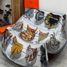 “鞍上世界”140丝绒方巾双面同色 手工卷边丝绒方巾(30%真丝70%羊绒) 这款披肩的经典单品展现强大而迷人的女性魅力 “鞍上世界”140丝绒方巾双面同色 手工卷边丝绒方巾(30%真丝70%羊绒) 这款披肩的经典单品展现强大而迷人的女性魅力