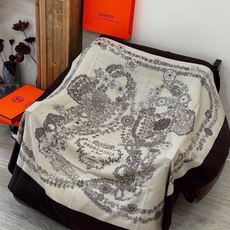 “华丽的缰辔花卉版”140丝绒方巾 【140顶级丝绒双面同色披肩】 手工卷边丝绒方巾(30%真丝70%羊绒) 这款丝绒的 “华丽的缰辔花卉版”140丝绒方巾 【140顶级丝绒双面同色披肩】 手工卷边丝绒方巾(30%真丝70%羊绒) 这款丝绒的