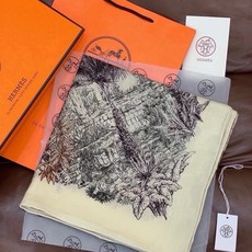 重磅推荐的140顶级丝绒双面异色披肩《回归自然》 披肩尺寸:140*140方巾 70%羊绒30%真丝 这张复杂的手绘 重磅推荐的140顶级丝绒双面异色披肩《回归自然》 披肩尺寸:140*140方巾 70%羊绒30%真丝 这张复杂的手绘