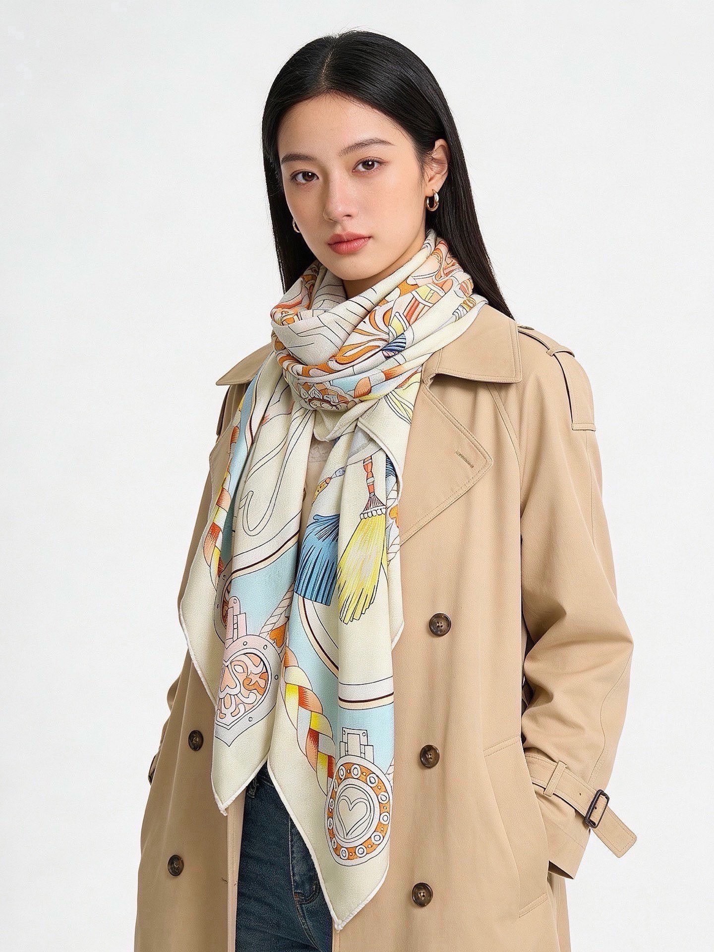 【双面同色】原单爱马仕140cm丝绒方巾💕 甜蜜的鞍具，装饰家芳登和佩西耶设计的一款餐盘增添骑士般的浪漫气息，该餐盘制作