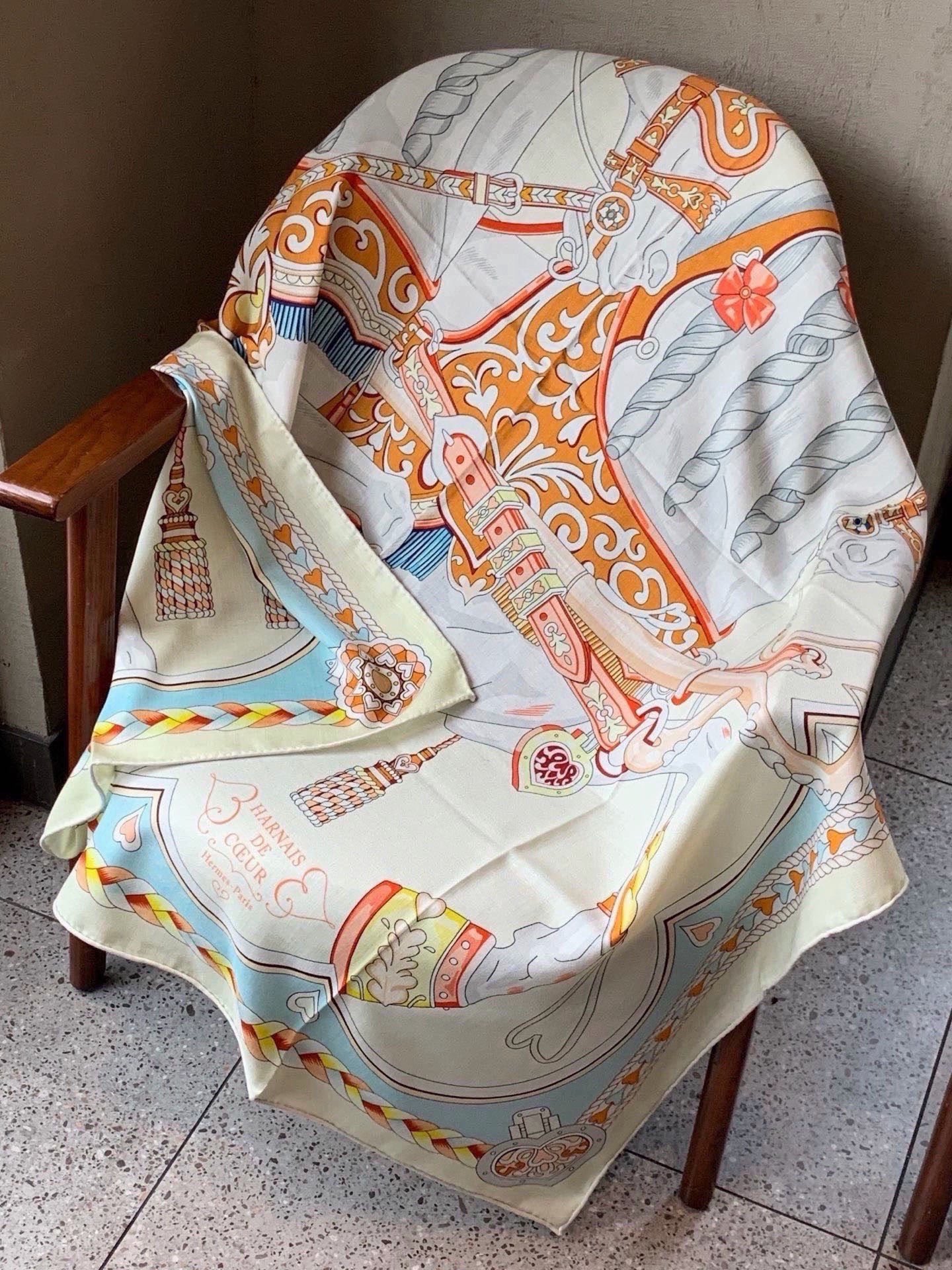 【双面同色】原单爱马仕140cm丝绒方巾💕 甜蜜的鞍具，装饰家芳登和佩西耶设计的一款餐盘增添骑士般的浪漫气息，该餐盘制作