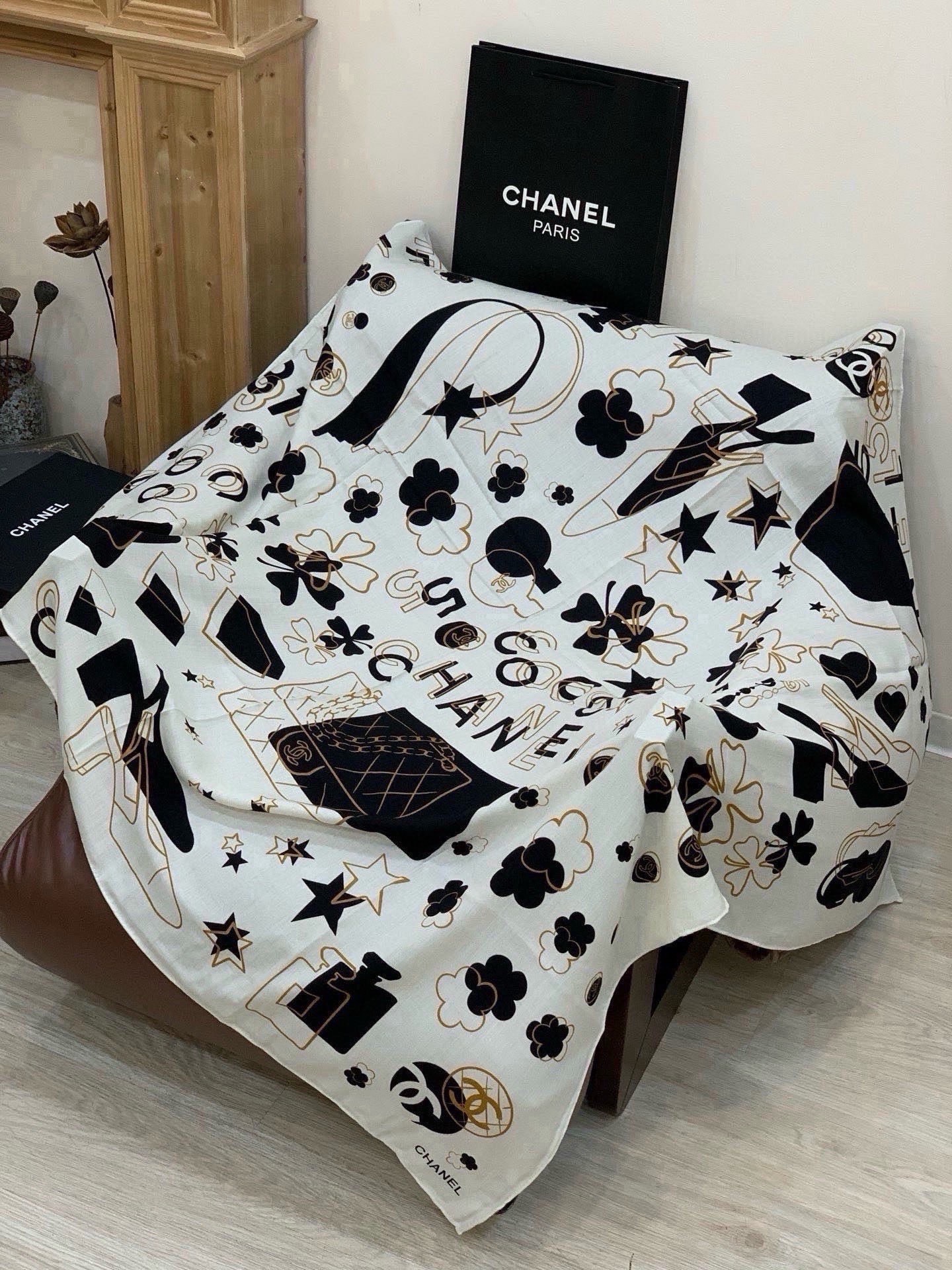 上新❤️ 【Chanel】  经典茶花优雅Coco风，Chanel最新菱格丝绒大方巾~气质到骨子里，香奶奶新一季的面料超
