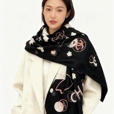 上新❤️ 【Chanel】 经典茶花优雅Coco风,Chanel最新菱格丝绒大方巾~气质到骨子里,香奶奶新一季的面料超 上新❤️ 【Chanel】 经典茶花优雅Coco风,Chanel最新菱格丝绒大方巾~气质到骨子里,香奶奶新一季的面料超