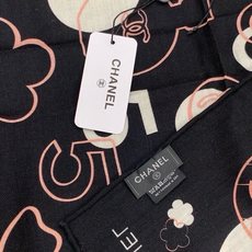 上新❤️ 【Chanel】 经典茶花优雅Coco风,Chanel最新菱格丝绒大方巾~气质到骨子里,香奶奶新一季的面料超 上新❤️ 【Chanel】 经典茶花优雅Coco风,Chanel最新菱格丝绒大方巾~气质到骨子里,香奶奶新一季的面料超