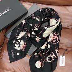 上新❤️ 【Chanel】 经典茶花优雅Coco风,Chanel最新菱格丝绒大方巾~气质到骨子里,香奶奶新一季的面料超 上新❤️ 【Chanel】 经典茶花优雅Coco风,Chanel最新菱格丝绒大方巾~气质到骨子里,香奶奶新一季的面料超