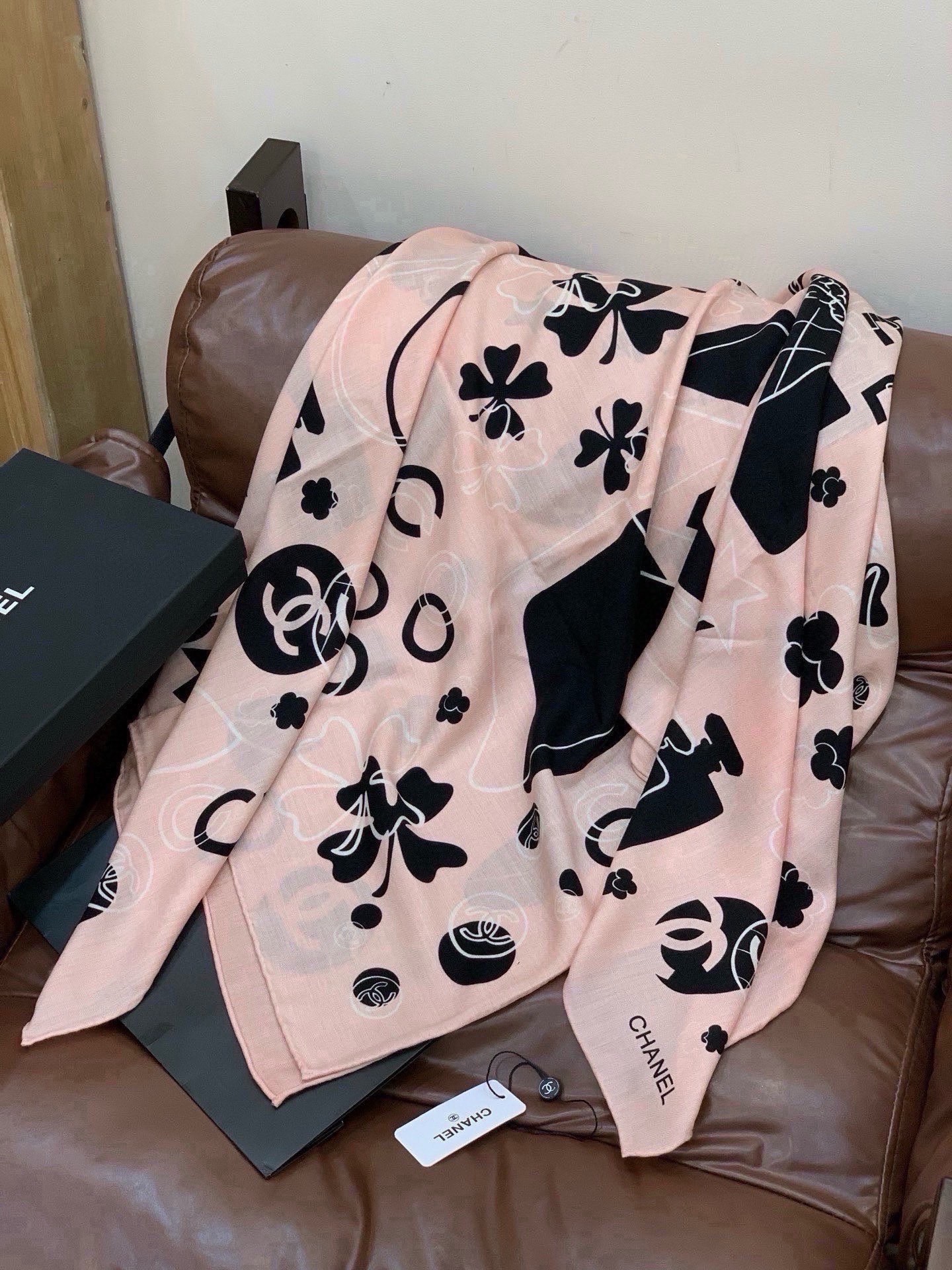 上新❤️ 【Chanel】  经典茶花优雅Coco风，Chanel最新菱格丝绒大方巾~气质到骨子里，香奶奶新一季的面料超