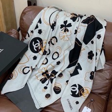 上新❤️ 【Chanel】 经典茶花优雅Coco风,Chanel最新菱格丝绒大方巾~气质到骨子里,香奶奶新一季的面料超 上新❤️ 【Chanel】 经典茶花优雅Coco风,Chanel最新菱格丝绒大方巾~气质到骨子里,香奶奶新一季的面料超