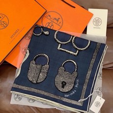 爱马仕(Hermes)【💗】 | “马具故事的诗意回顾”140披肩 【上新❤️】 永远秉承高品质 手工卷边羊绒和真丝混 爱马仕(Hermes)【💗】 | “马具故事的诗意回顾”140披肩 【上新❤️】 永远秉承高品质 手工卷边羊绒和真丝混