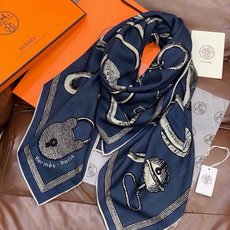 爱马仕(Hermes)【💗】 | “马具故事的诗意回顾”140披肩 【上新❤️】 永远秉承高品质 手工卷边羊绒和真丝混 爱马仕(Hermes)【💗】 | “马具故事的诗意回顾”140披肩 【上新❤️】 永远秉承高品质 手工卷边羊绒和真丝混
