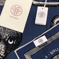 爱马仕(Hermes)【💗】 | “马具故事的诗意回顾”140披肩 【上新❤️】 永远秉承高品质 手工卷边羊绒和真丝混 爱马仕(Hermes)【💗】 | “马具故事的诗意回顾”140披肩 【上新❤️】 永远秉承高品质 手工卷边羊绒和真丝混