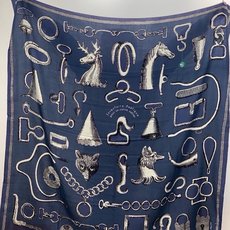 爱马仕(Hermes)【💗】 | “马具故事的诗意回顾”140披肩 【上新❤️】 永远秉承高品质 手工卷边羊绒和真丝混 爱马仕(Hermes)【💗】 | “马具故事的诗意回顾”140披肩 【上新❤️】 永远秉承高品质 手工卷边羊绒和真丝混