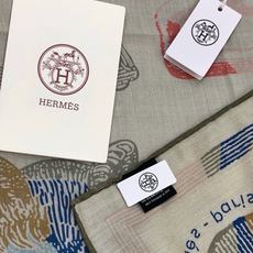 爱马仕(Hermes)【💗】 | “马具故事的诗意回顾”140披肩 【上新❤️】 永远秉承高品质 手工卷边羊绒和真丝混 爱马仕(Hermes)【💗】 | “马具故事的诗意回顾”140披肩 【上新❤️】 永远秉承高品质 手工卷边羊绒和真丝混