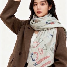 爱马仕(Hermes)【💗】 | “马具故事的诗意回顾”140披肩 【上新❤️】 永远秉承高品质 手工卷边羊绒和真丝混 爱马仕(Hermes)【💗】 | “马具故事的诗意回顾”140披肩 【上新❤️】 永远秉承高品质 手工卷边羊绒和真丝混