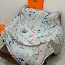 爱马仕(Hermes)【💗】 | “马具故事的诗意回顾”140披肩 【上新❤️】 永远秉承高品质 手工卷边羊绒和真丝混 爱马仕(Hermes)【💗】 | “马具故事的诗意回顾”140披肩 【上新❤️】 永远秉承高品质 手工卷边羊绒和真丝混