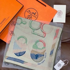 爱马仕(Hermes)【💗】 | “马具故事的诗意回顾”140披肩 【上新❤️】 永远秉承高品质 手工卷边羊绒和真丝混 爱马仕(Hermes)【💗】 | “马具故事的诗意回顾”140披肩 【上新❤️】 永远秉承高品质 手工卷边羊绒和真丝混