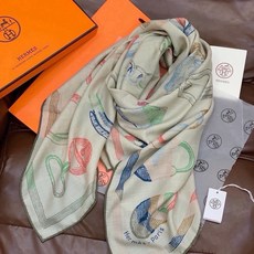 爱马仕(Hermes)【💗】 | “马具故事的诗意回顾”140披肩 【上新❤️】 永远秉承高品质 手工卷边羊绒和真丝混 爱马仕(Hermes)【💗】 | “马具故事的诗意回顾”140披肩 【上新❤️】 永远秉承高品质 手工卷边羊绒和真丝混