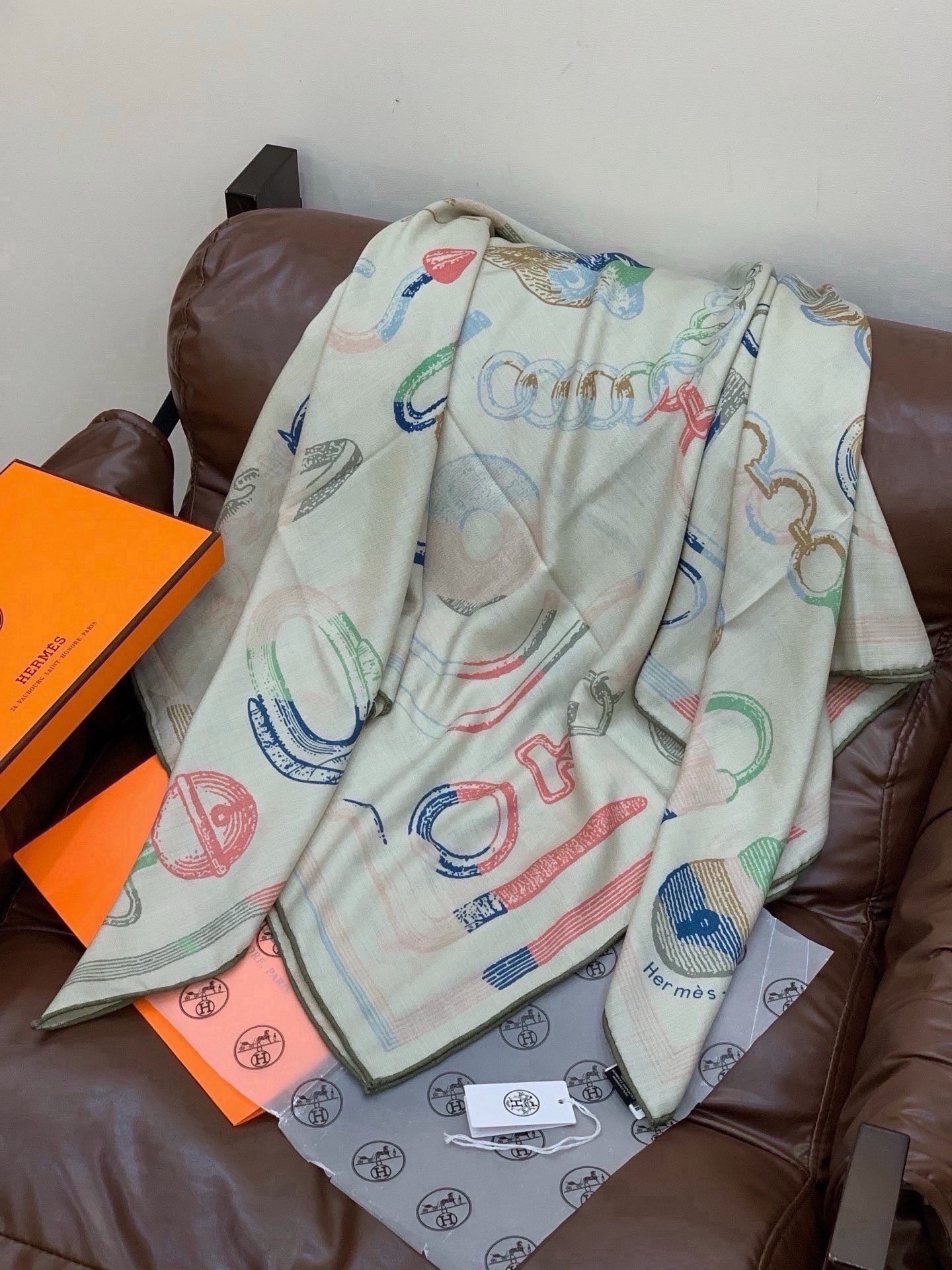 爱马仕(Hermes)【💗】 | “马具故事的诗意回顾”140披肩 【上新❤️】 永远秉承高品质 手工卷边羊绒和真丝混 爱马仕(Hermes)【💗】 | “马具故事的诗意回顾”140披肩 【上新❤️】 永远秉承高品质 手工卷边羊绒和真丝混