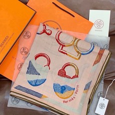 爱马仕(Hermes)【💗】 | “马具故事的诗意回顾”140披肩 【上新❤️】 永远秉承高品质 手工卷边羊绒和真丝混 爱马仕(Hermes)【💗】 | “马具故事的诗意回顾”140披肩 【上新❤️】 永远秉承高品质 手工卷边羊绒和真丝混