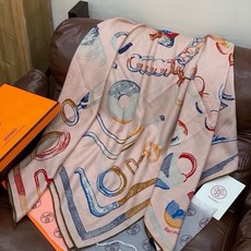 爱马仕(Hermes)【💗】 | “马具故事的诗意回顾”140披肩 【上新❤️】 永远秉承高品质 手工卷边羊绒和真丝混 爱马仕(Hermes)【💗】 | “马具故事的诗意回顾”140披肩 【上新❤️】 永远秉承高品质 手工卷边羊绒和真丝混