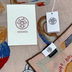 爱马仕(Hermes)【💗】 | “马具故事的诗意回顾”140披肩 【上新❤️】 永远秉承高品质 手工卷边羊绒和真丝混 爱马仕(Hermes)【💗】 | “马具故事的诗意回顾”140披肩 【上新❤️】 永远秉承高品质 手工卷边羊绒和真丝混