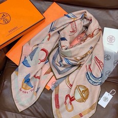 爱马仕(Hermes)【💗】 | “马具故事的诗意回顾”140披肩 【上新❤️】 永远秉承高品质 手工卷边羊绒和真丝混 爱马仕(Hermes)【💗】 | “马具故事的诗意回顾”140披肩 【上新❤️】 永远秉承高品质 手工卷边羊绒和真丝混