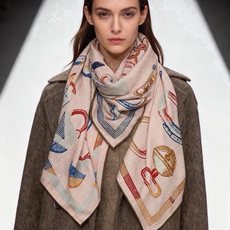 爱马仕(Hermes)【💗】 | “马具故事的诗意回顾”140披肩 【上新❤️】 永远秉承高品质 手工卷边羊绒和真丝混 爱马仕(Hermes)【💗】 | “马具故事的诗意回顾”140披肩 【上新❤️】 永远秉承高品质 手工卷边羊绒和真丝混