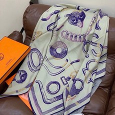爱马仕(Hermes)【💗】 | “马具故事的诗意回顾”140披肩 【上新❤️】 永远秉承高品质 手工卷边羊绒和真丝混 爱马仕(Hermes)【💗】 | “马具故事的诗意回顾”140披肩 【上新❤️】 永远秉承高品质 手工卷边羊绒和真丝混