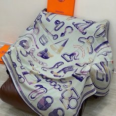 爱马仕(Hermes)【💗】 | “马具故事的诗意回顾”140披肩 【上新❤️】 永远秉承高品质 手工卷边羊绒和真丝混 爱马仕(Hermes)【💗】 | “马具故事的诗意回顾”140披肩 【上新❤️】 永远秉承高品质 手工卷边羊绒和真丝混