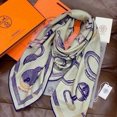 爱马仕(Hermes)【💗】 | “马具故事的诗意回顾”140披肩 【上新❤️】 永远秉承高品质 手工卷边羊绒和真丝混 爱马仕(Hermes)【💗】 | “马具故事的诗意回顾”140披肩 【上新❤️】 永远秉承高品质 手工卷边羊绒和真丝混