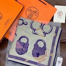 爱马仕(Hermes)【💗】 | “马具故事的诗意回顾”140披肩 【上新❤️】 永远秉承高品质 手工卷边羊绒和真丝混 爱马仕(Hermes)【💗】 | “马具故事的诗意回顾”140披肩 【上新❤️】 永远秉承高品质 手工卷边羊绒和真丝混