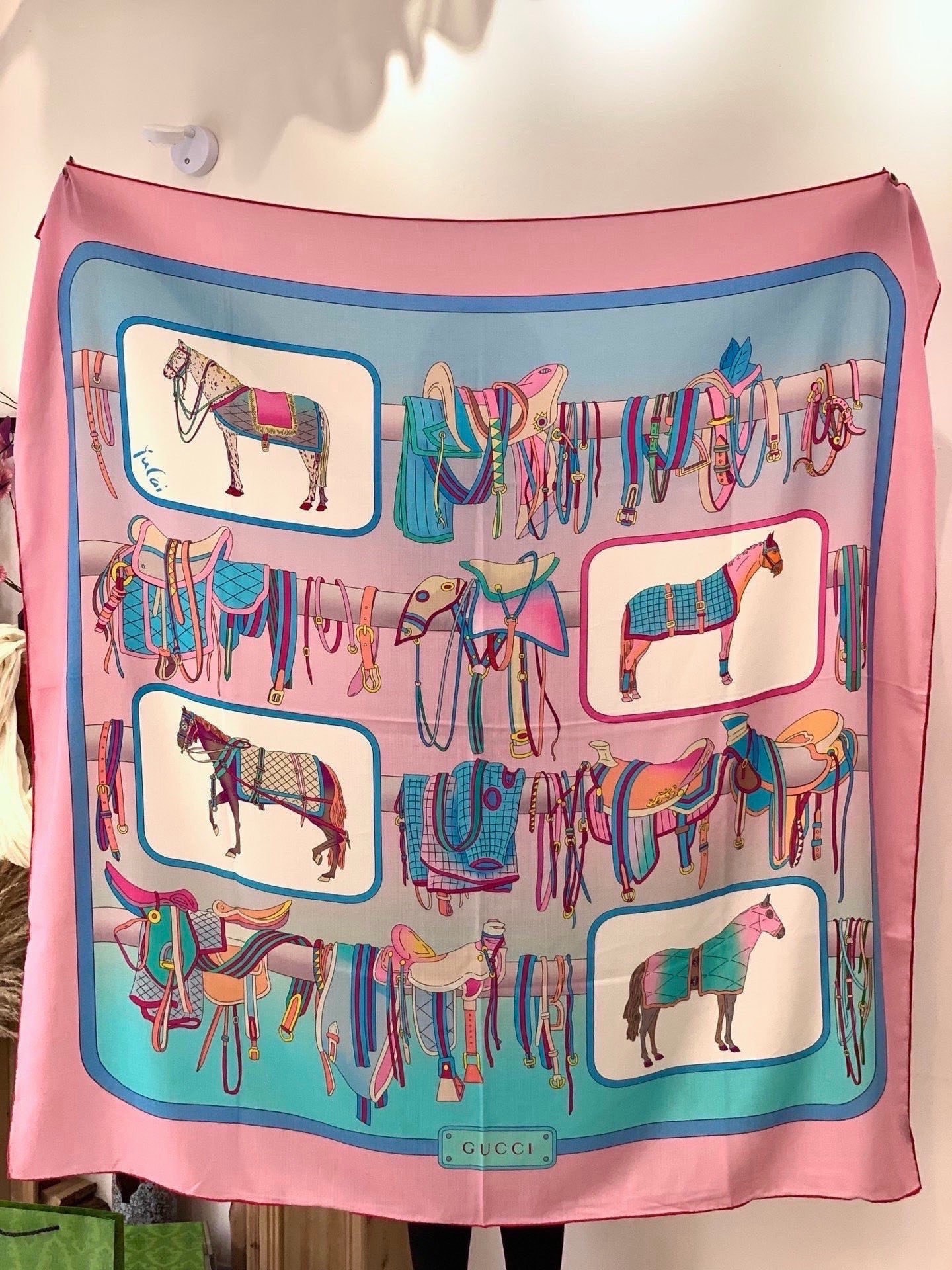 💟Gucci~140双面丝绒披肩 马鞍细节和骑马图案以精致色调匠心呈献，意在向品牌与马术世界的深厚渊源致敬。这款方巾以真