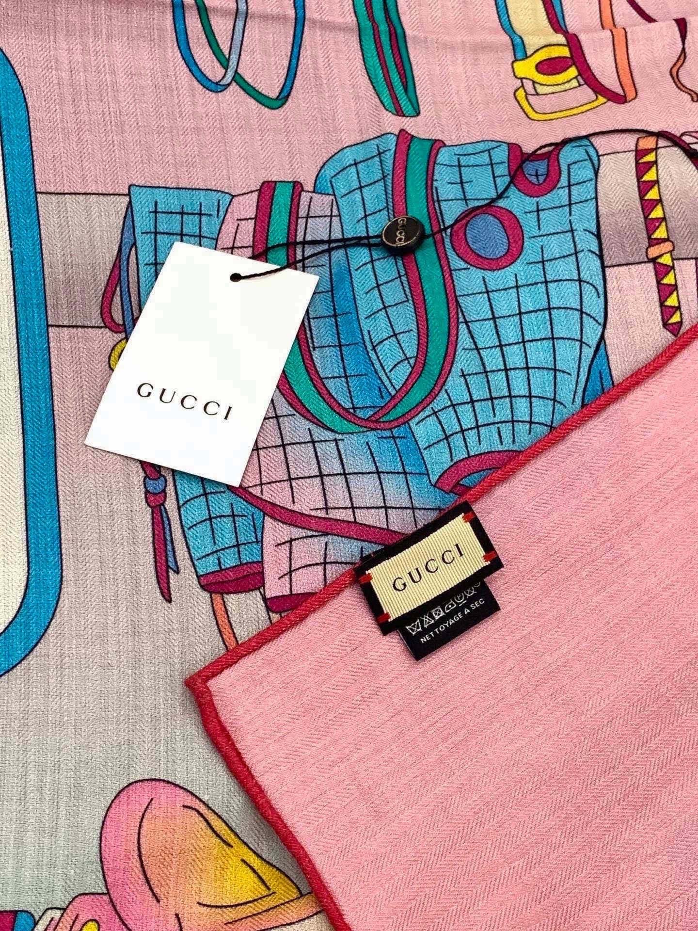 💟Gucci~140双面丝绒披肩 马鞍细节和骑马图案以精致色调匠心呈献，意在向品牌与马术世界的深厚渊源致敬。这款方巾以真