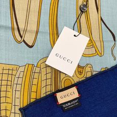 💟Gucci~140双面丝绒披肩 马鞍细节和骑马图案以精致色调匠心呈献,意在向品牌与马术世界的深厚渊源致敬。这款方巾以真 💟Gucci~140双面丝绒披肩 马鞍细节和骑马图案以精致色调匠心呈献,意在向品牌与马术世界的深厚渊源致敬。这款方巾以真