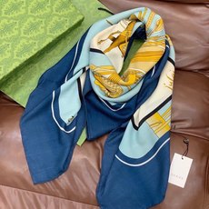 💟Gucci~140双面丝绒披肩 马鞍细节和骑马图案以精致色调匠心呈献,意在向品牌与马术世界的深厚渊源致敬。这款方巾以真 💟Gucci~140双面丝绒披肩 马鞍细节和骑马图案以精致色调匠心呈献,意在向品牌与马术世界的深厚渊源致敬。这款方巾以真