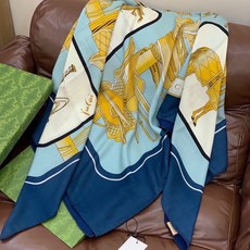 💟Gucci~140双面丝绒披肩 马鞍细节和骑马图案以精致色调匠心呈献,意在向品牌与马术世界的深厚渊源致敬。这款方巾以真 💟Gucci~140双面丝绒披肩 马鞍细节和骑马图案以精致色调匠心呈献,意在向品牌与马术世界的深厚渊源致敬。这款方巾以真