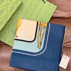 💟Gucci~140双面丝绒披肩 马鞍细节和骑马图案以精致色调匠心呈献,意在向品牌与马术世界的深厚渊源致敬。这款方巾以真 💟Gucci~140双面丝绒披肩 马鞍细节和骑马图案以精致色调匠心呈献,意在向品牌与马术世界的深厚渊源致敬。这款方巾以真