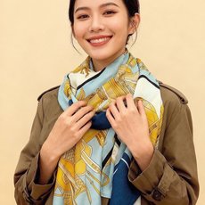 💟Gucci~140双面丝绒披肩 马鞍细节和骑马图案以精致色调匠心呈献,意在向品牌与马术世界的深厚渊源致敬。这款方巾以真 💟Gucci~140双面丝绒披肩 马鞍细节和骑马图案以精致色调匠心呈献,意在向品牌与马术世界的深厚渊源致敬。这款方巾以真