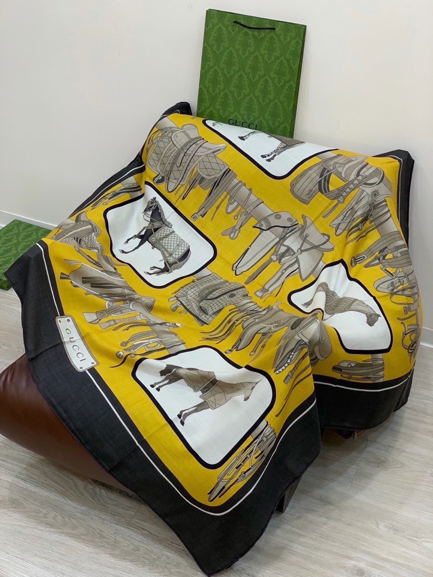 💟Gucci~140双面丝绒披肩 马鞍细节和骑马图案以精致色调匠心呈献，意在向品牌与马术世界的深厚渊源致敬。这款方巾以真