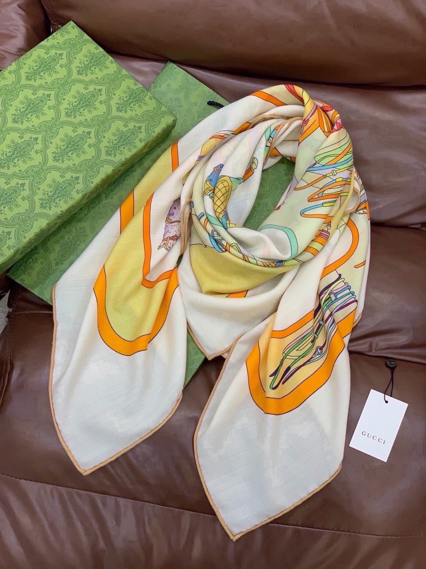 💟Gucci~140双面丝绒披肩 马鞍细节和骑马图案以精致色调匠心呈献，意在向品牌与马术世界的深厚渊源致敬。这款方巾以真