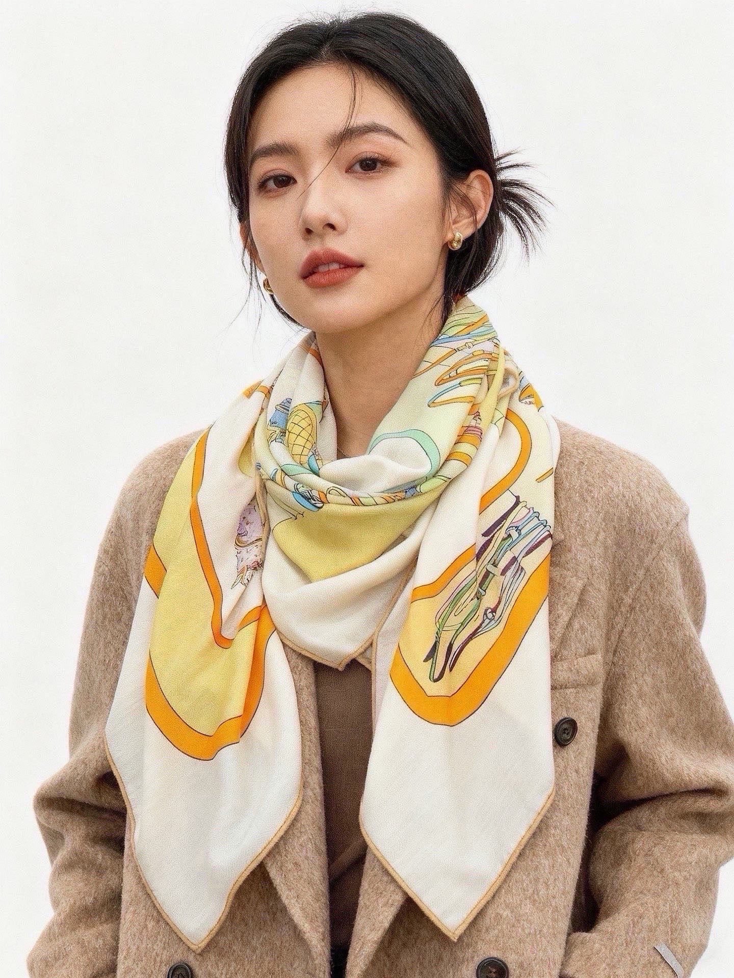 💟Gucci~140双面丝绒披肩 马鞍细节和骑马图案以精致色调匠心呈献，意在向品牌与马术世界的深厚渊源致敬。这款方巾以真