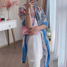 爱马仕~秋冬搭配利器❗️顶级双面同色 版真丝羊绒披肩!!1条等于2条】点睛精彩,图案和配色都超级喜欢,又一款双面配色工艺 爱马仕~秋冬搭配利器❗️顶级双面同色 版真丝羊绒披肩!!1条等于2条】点睛精彩,图案和配色都超级喜欢,又一款双面配色工艺
