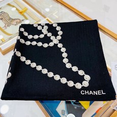 【▪️CHANEL新款 双面同色丝绒方巾】 温柔而娴静,珍珠优雅气质!柔软顺滑的感觉真的舒服到心都化了!Chanel经典 【▪️CHANEL新款 双面同色丝绒方巾】 温柔而娴静,珍珠优雅气质!柔软顺滑的感觉真的舒服到心都化了!Chanel经典